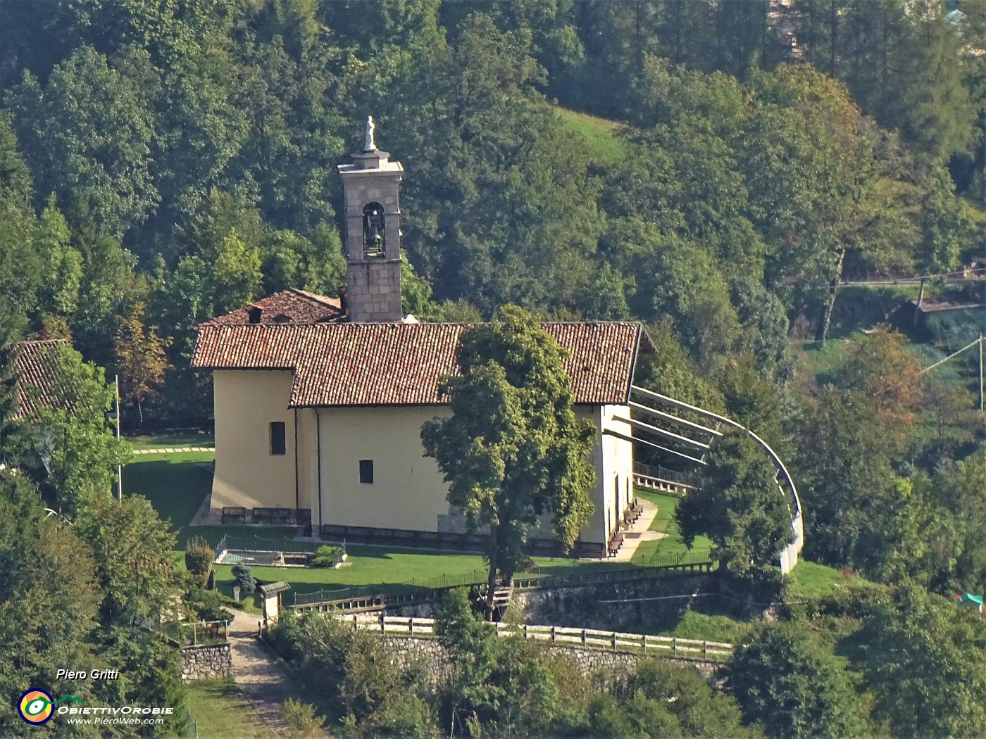 22 Zoom sul Santuario Madonna del frassino dal ghiaione di Val Gerona.JPG